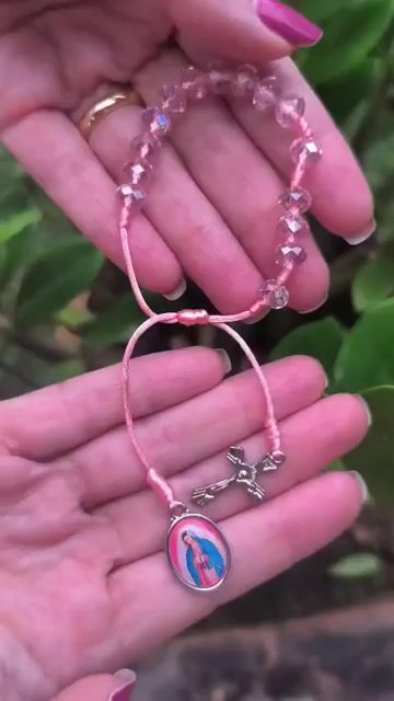 Video de Pulseira dezena Nossa Senhora de Guadalupe de Cristal Rosa com Cruz e Medalha Resinada - 8mm