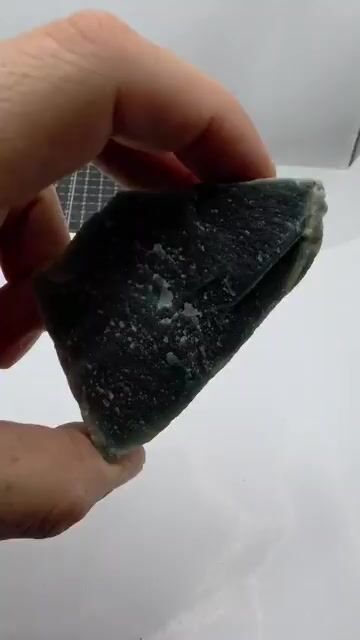 Video de 178 g Jadeita de Guatemala en Bruto Especimen Unico
