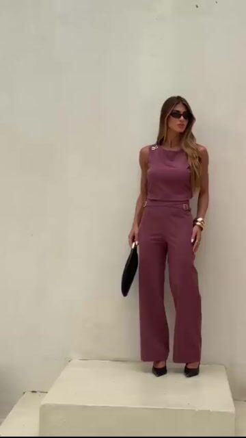 Video de CONJUNTO BLUSA E CALCA COM FIVELAS