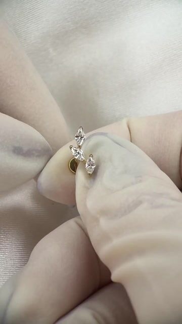 Vídeo de Labret galho 3 navetes - Titânio PVD Gold