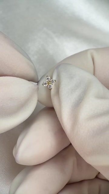 Vídeo de Labret mini trevo - Titânio PVD Gold