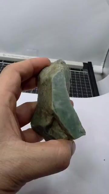 Video de 274 g Jadeita de Guatemala en Bruto Translucido Calidad Plus