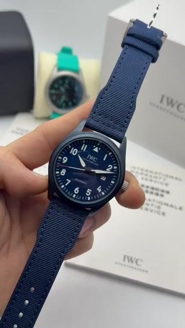 Video de IWC Pilot Laureus Sport 40mm - Aço/Mostrador Azul - NYLON