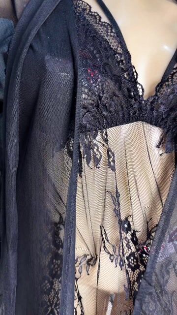 Video de conjunto negro en Talle L con bata en saten