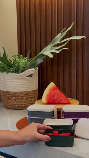 Video de CONTENEDOR ALIMENTOS HERMÉTICO DOS NIVELES SMALL BPA FREE