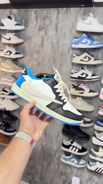 Vídeo de Nike Air Jordan 1 Retro Low Fragment Design x Travis Scott Couro Branco Preto Azul