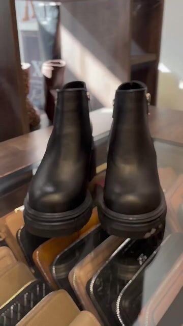 Video de SOLEMNIA SHOES