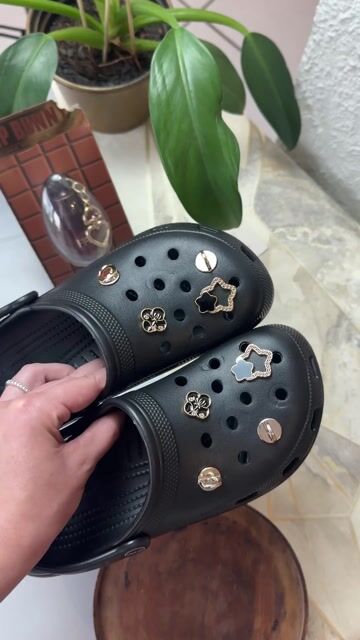 Video de Crocs Estilo Babuche Preto com Acessórios + Brinde Lip Gloss