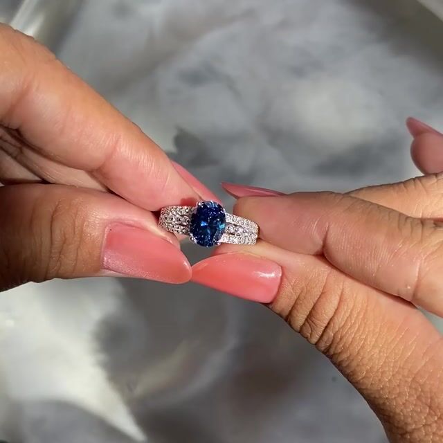 Video de Anel Hanna · Prata 925 · Azul · Solitário · Aro Cravejado