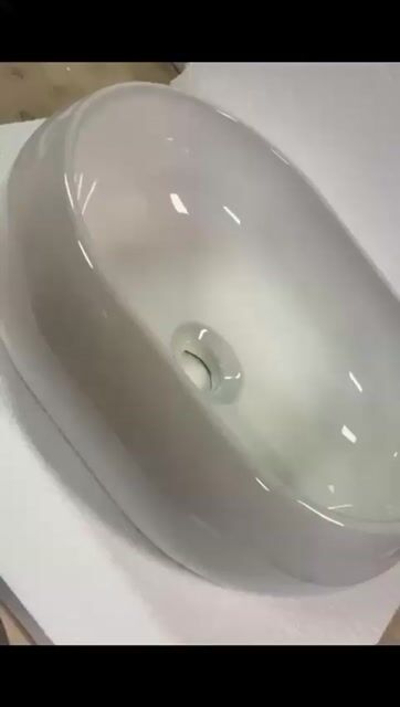 Vídeo de Cuba de Apoio Oval Paraty Gold em Porcelana Branca 49x38x18 cm - La Bella Griffe
