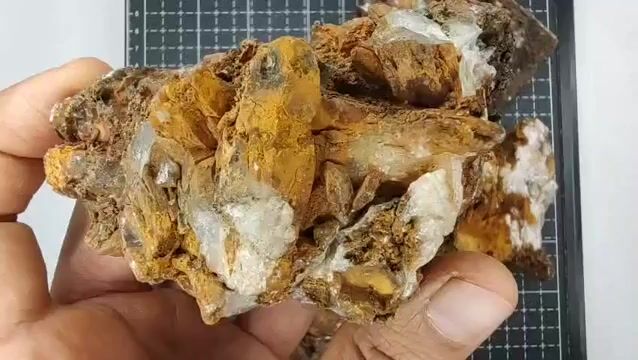 Video de 1.392 kg Cuarzo Hematoidal Tangerine con Wulfenita (4 pz) - Minerales de Coleccion
