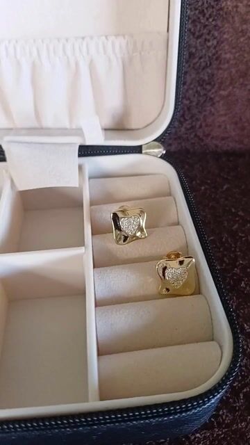 Vídeo de Brinco Coração Cravejado com Micro Zircônias Banhado a Ouro 18K