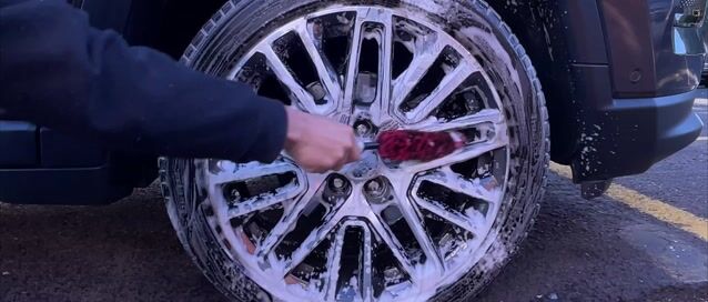 Video de Escova de Furo de Roda Limpeza Interna Automotiva