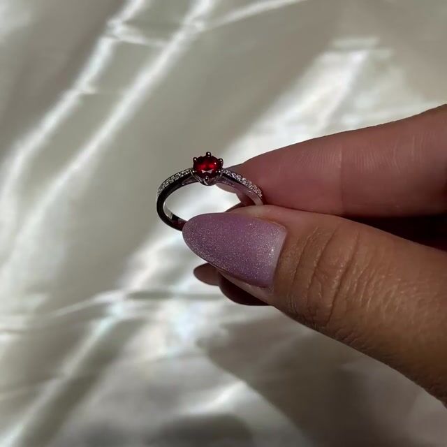 Video de Anel Camila · Prata 925 · Vermelho 0,5ct · Solitário · Aro Cravejado
