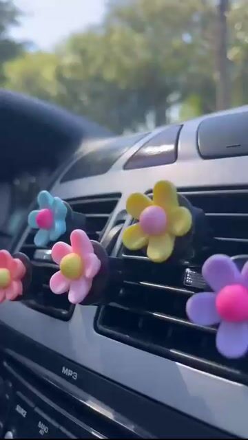 Vídeo de Kit Aromatizador de Carro com Essência + 2 Flores Sortidas Perfume Automotivo Exclusivo Cheirinho para Carro - Novidade