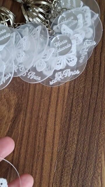 Video de 10 CHAVEIROS ACRILICO CRISTAL E PINGENTE EM ACRILICO ESPELHADO