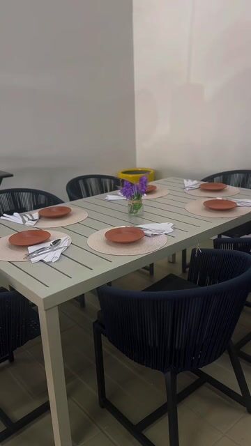 Video de Aparador Delta com Vidro Fumê em Aço | Aparador Moderno para Sala e Hall - Casa Rigo