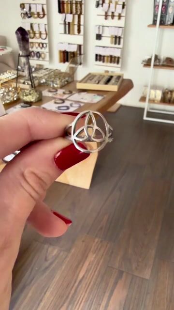 Video de Anillo triqueta de acero quirúrgico