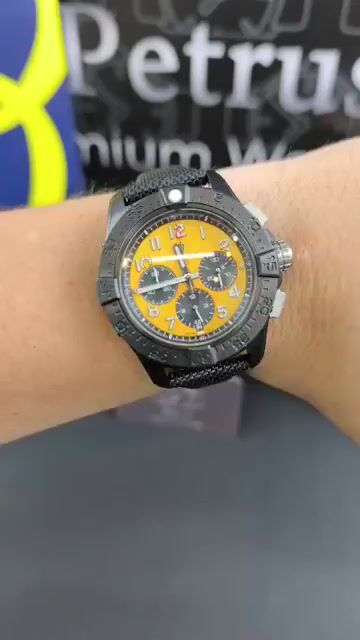 Video de Breitling Avengers Night Mission 44mm - Aço black/Mostrador Amarelo - Nylon