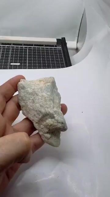 Video de 188 g Jadeita de Guatemala en Bruto Hielo Especimen Unico