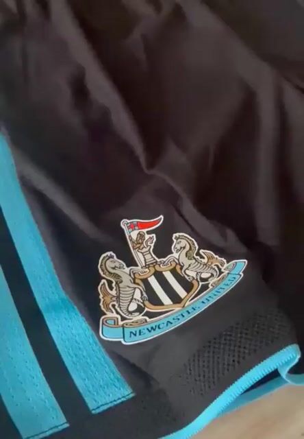 Video de SHORT NEWCASTLE 26/27 NEGRO - TELA JUGADOR