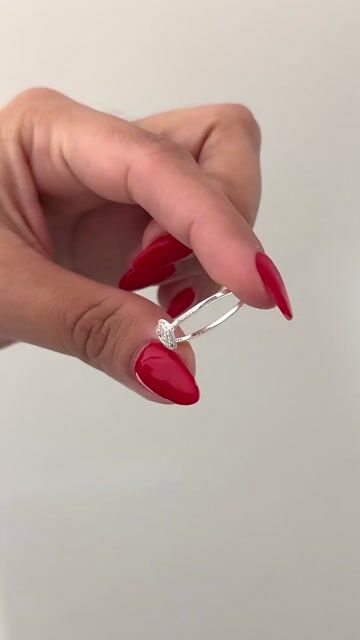 Video de Anillo corazón con piedras