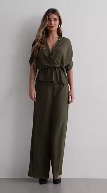 Vídeo de Conjunto de crepe com blusa transpassada e calça pantalona verde escuro