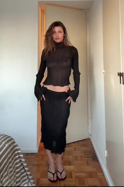 Video de The Wavy Midi Skirt