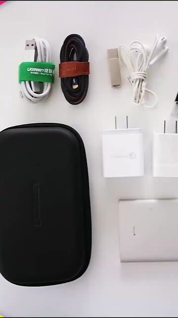 Video de Estuche Ugreen Funda Para Discos Duros Y Ssd pequeño
