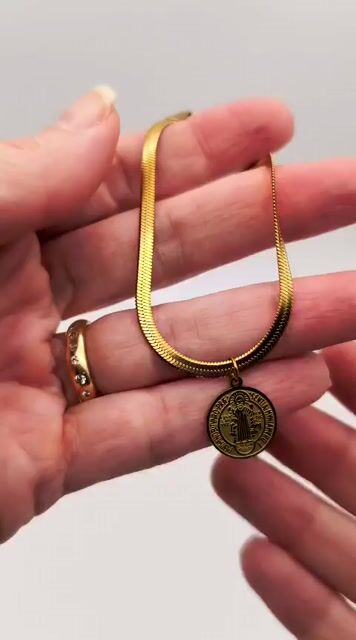 Video de Pulseira dourada pingente medalha São Bento-Inox