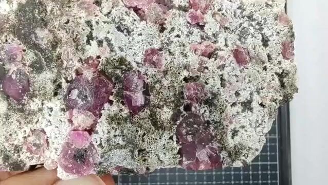 Video de 230 gr Granate Rosa de Coahuila (1 pz) - Mineral de Colección