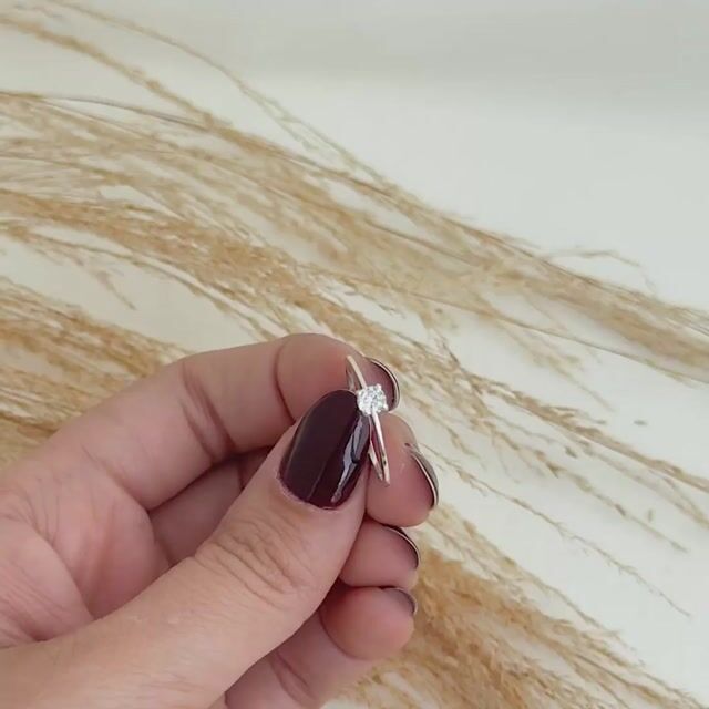 Vídeo de Anel Solitário Fino 4 Garras 4mm Em Prata 925