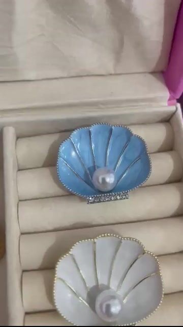Vídeo de Broche Feminino Concha e Flor para Roupa Bolsa e Chapéu