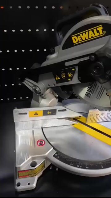 Vídeo de SERRA ESQUADRIA DE 10"(2 54mm) 1650W 220 220V DW714-B2 DEWALT