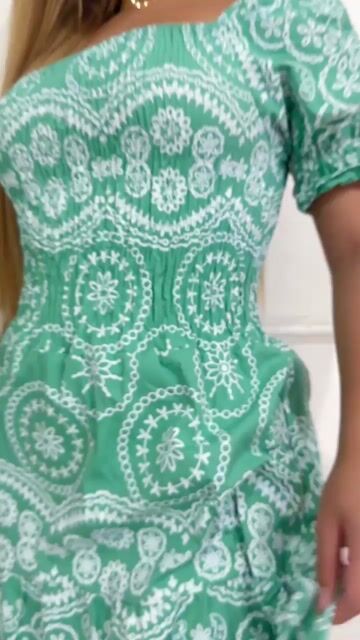 Vídeo de Vestido Midi Tricoline Estampado com Lastex e Manga Bufante