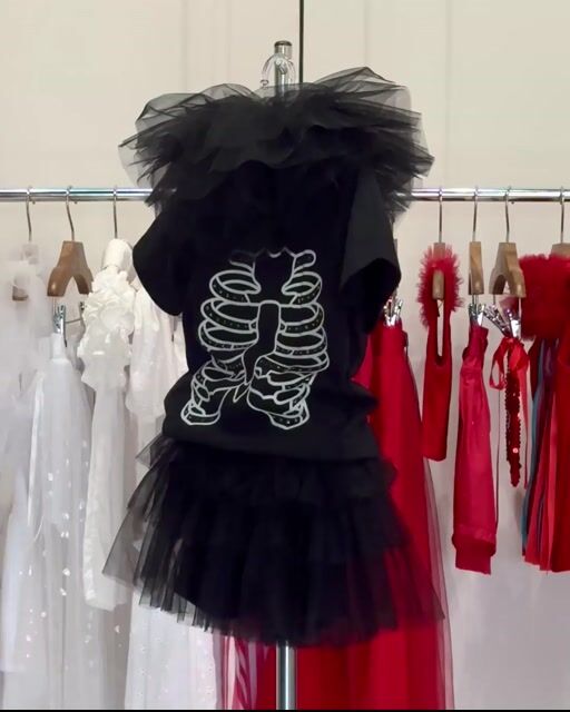 Vídeo de Camiseta Preta de Esqueleto