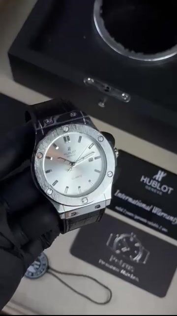 Video de Hublot Classic Fusion 42mm - AÇO/MOSTRADOR BRANCO - SILICONE E COURO
