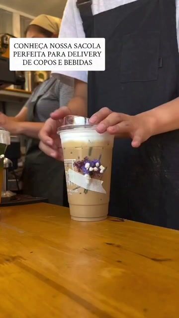 Vídeo de 100 Copos com tampa especial com bico transparente 300 ml