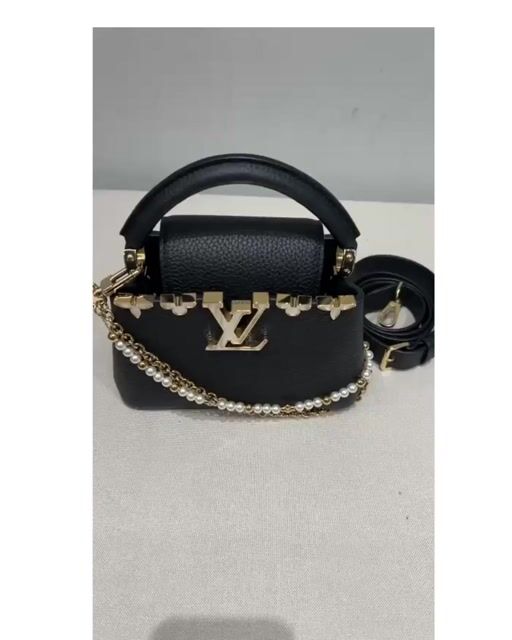 Vídeo de Bolsa Louis Vuitton Capucines Mini Em Couro Taurillon Preto Com Detalhes Decorativos Em Madreperola Ealça De Correntes E