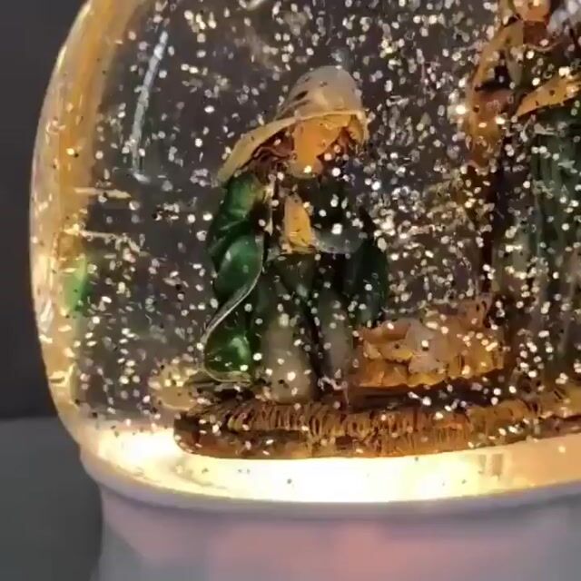 Video de Bola de Nieve Pesebre con Luz y musica