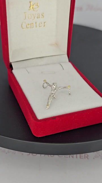 Video de Dije Cruz Cristo Dali Plata Y Oro 1,9 Cm X 2.4 Cm C2134