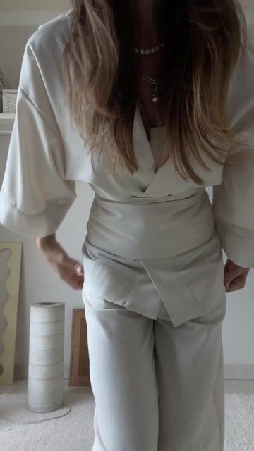 Vídeo de Kimonos femininos autorais em viscose, tricô e veludo. Feitos no Brasil, vários tamanhos. Parcele em 3× sem juros