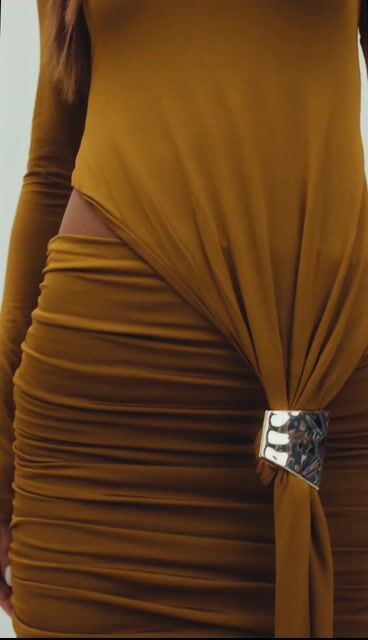 Video de VESTIDO ETTA CURTO DRAPEADO COM MANGA LONGA