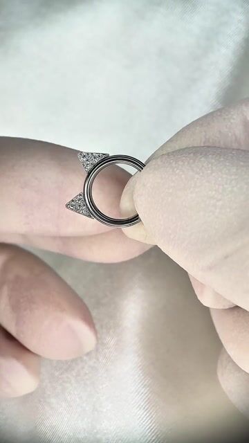 Vídeo de Seguimento cliker frontal orelha cravejada 1.2x8 - Titânio Natural