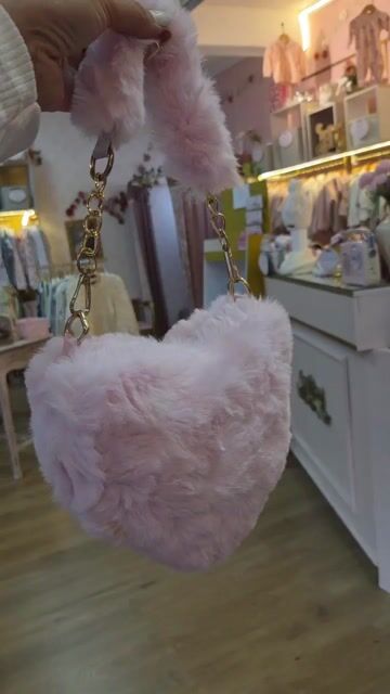Video de CARTERA CORAZON CON CORREA DE PELUCHE