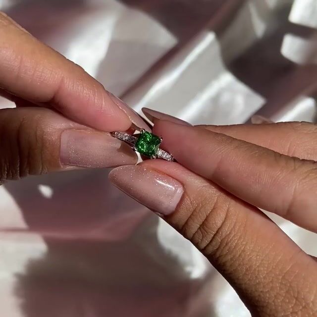 Video de Anel Raquel · Prata 925 · Princesa Verde 1,5ct · Solitário · Aro Cravejado
