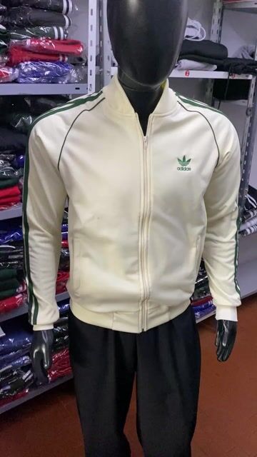 Video de Campera Adidas Sst - Beige