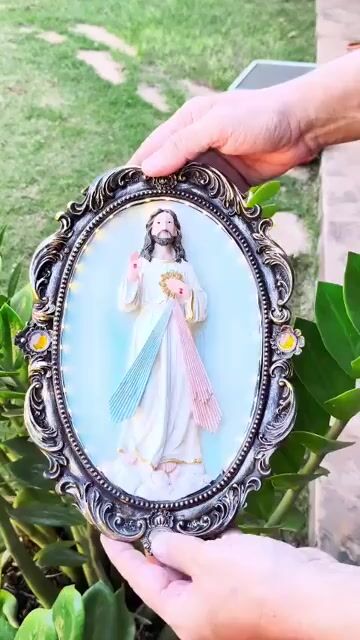 Video de Quadro/ Capela de parede luminosa Jesus Misericordioso em resina 30cm