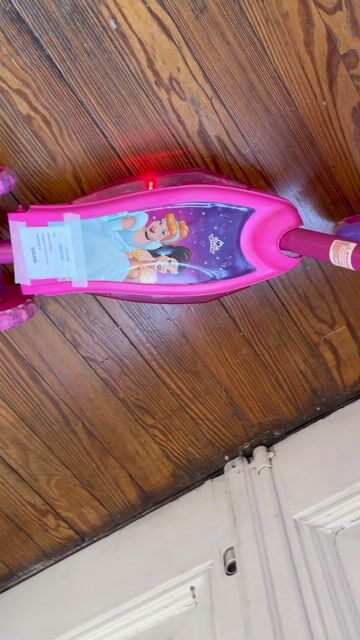 Video de Disney princesas | Monopatin rosa con su casco luces y musica