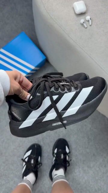 Vídeo de Adizero Adios Pro 4 Basic Preto/Branco
